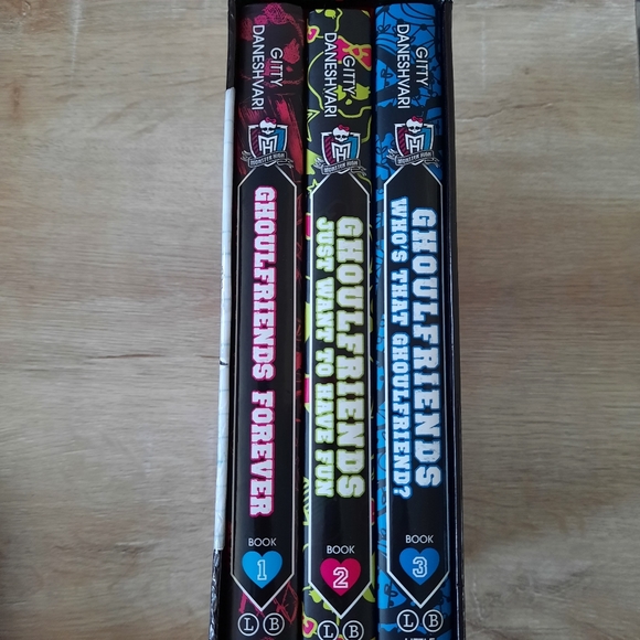 Monster High "The Ghouls Rule" Hardcover Boxed Set - Picture 4 of 11